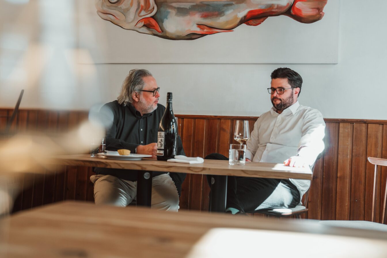 Bernhard Ott und Simon Schubert sitzen im Wiener Gasthaus Reznicek