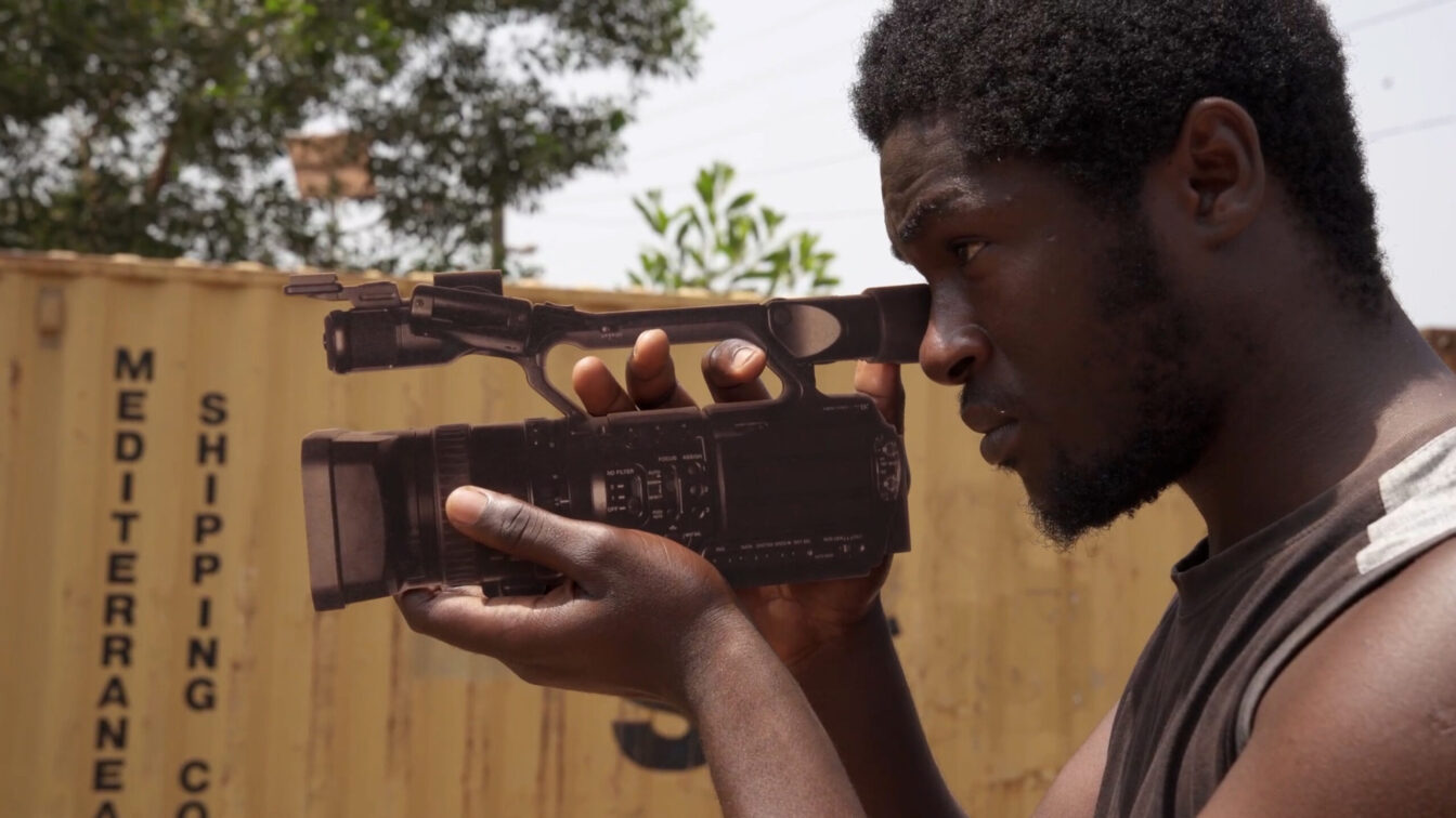 Ein Mann mit Filmkamera in der Hand.