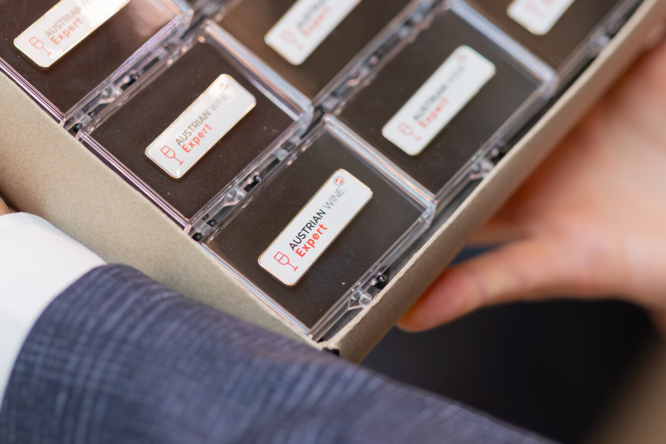 Zu erkennen sind die Experten übrigens an den kleinen aber feinen Pins (c) Austrian Airlines/DBS