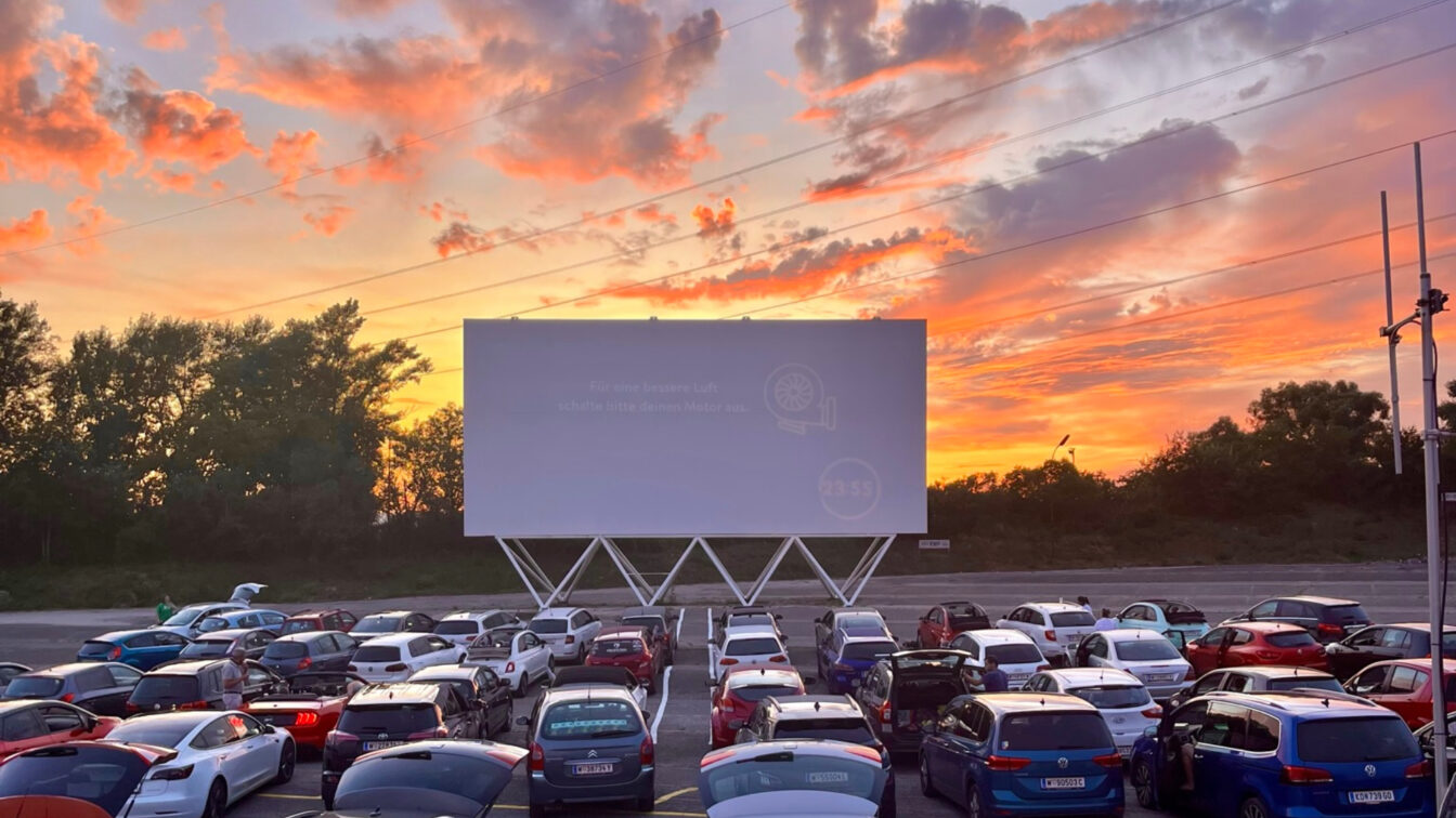 die Leinwand des Autokinos Wien, im Hintergrund ein Sonnenuntergang
