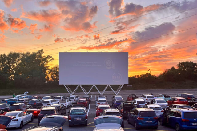 die Leinwand des Autokinos Wien, im Hintergrund ein Sonnenuntergang