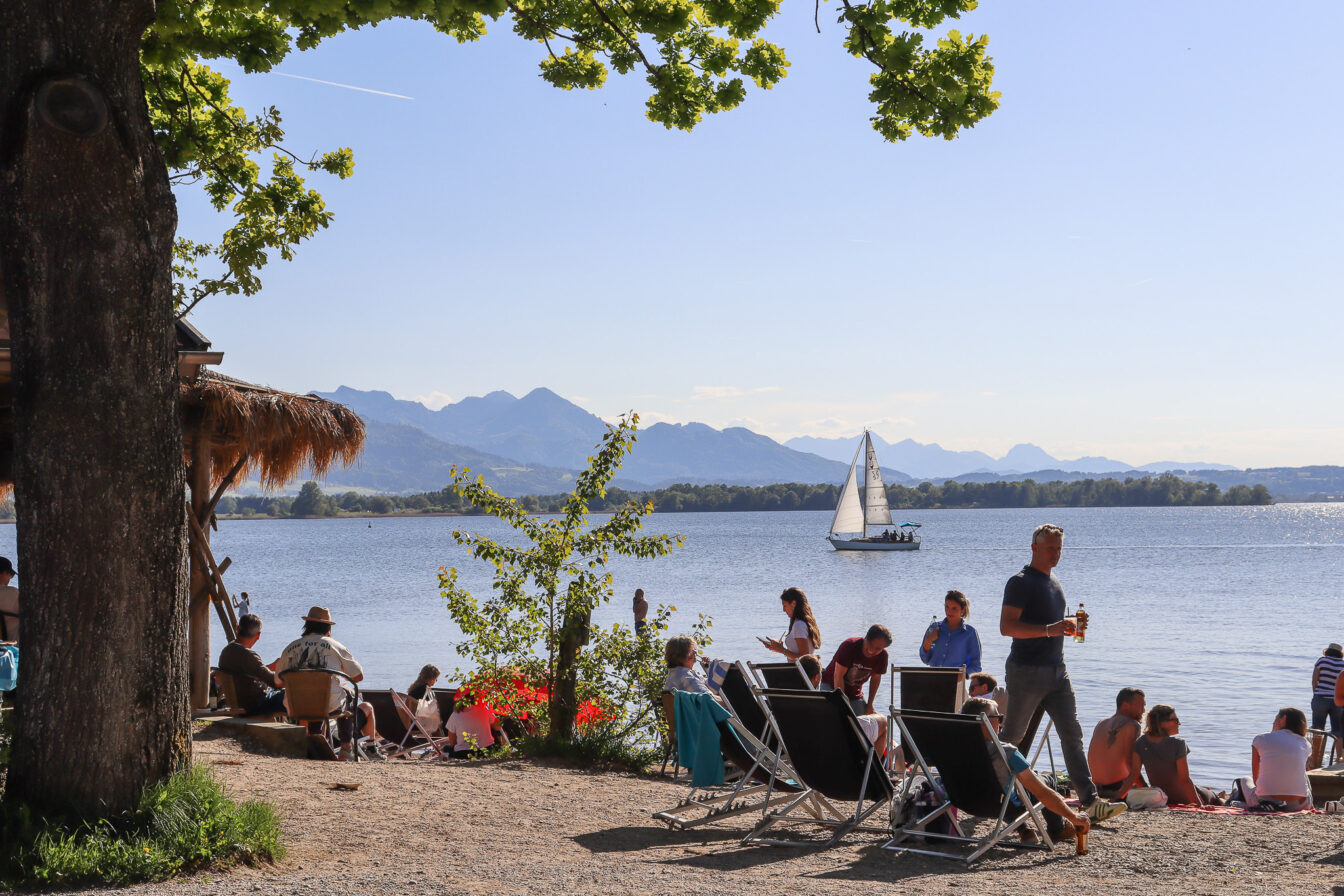 Beachbar mit Blick auf den Chiemsee in Bayern.