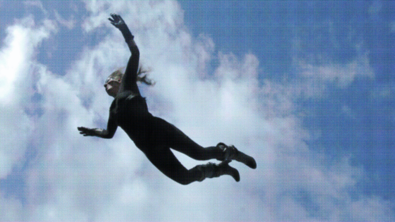 Eine in der Luft schwebende oder schwimmende Frau.