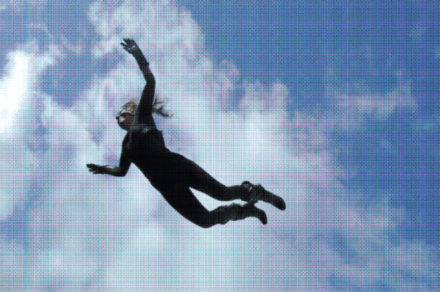 Eine in der Luft schwebende oder schwimmende Frau.