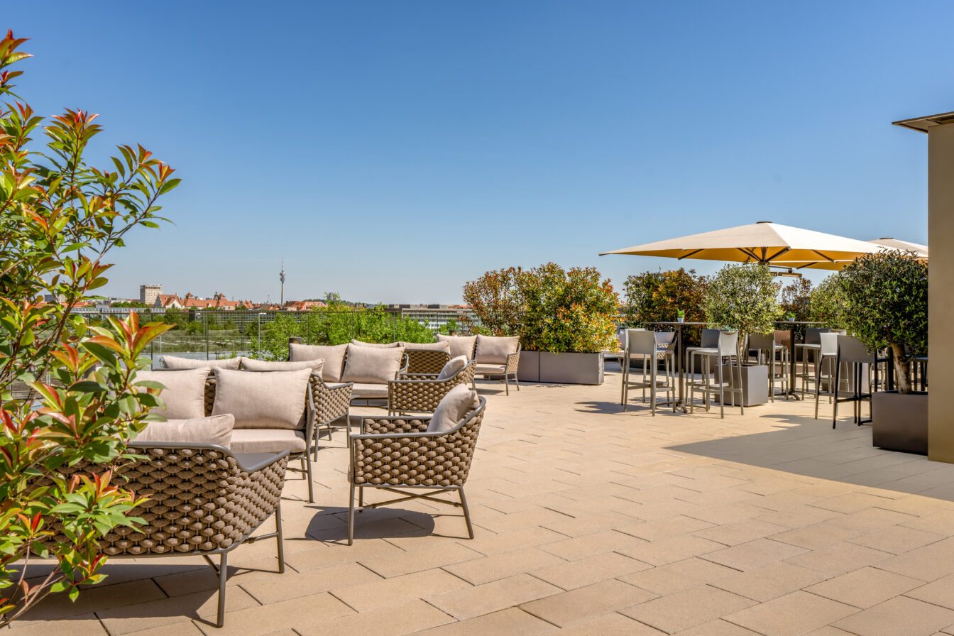 Dachterrasse mit Blick auf den Olympiaturm in München.