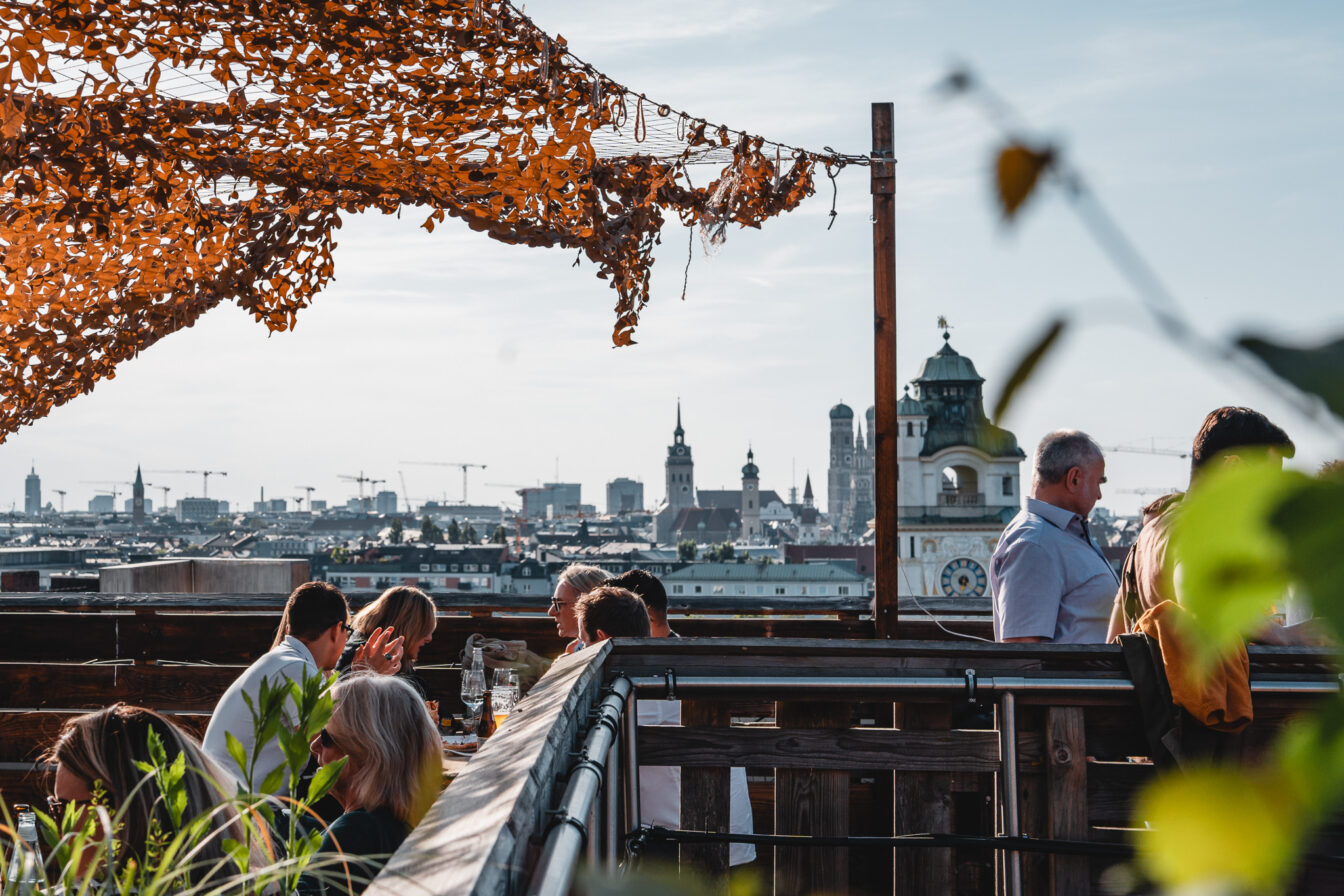 Die Dachgarten Rooftopbar in München auf dem Gasteig mit Blick auf die städtische Skyline.