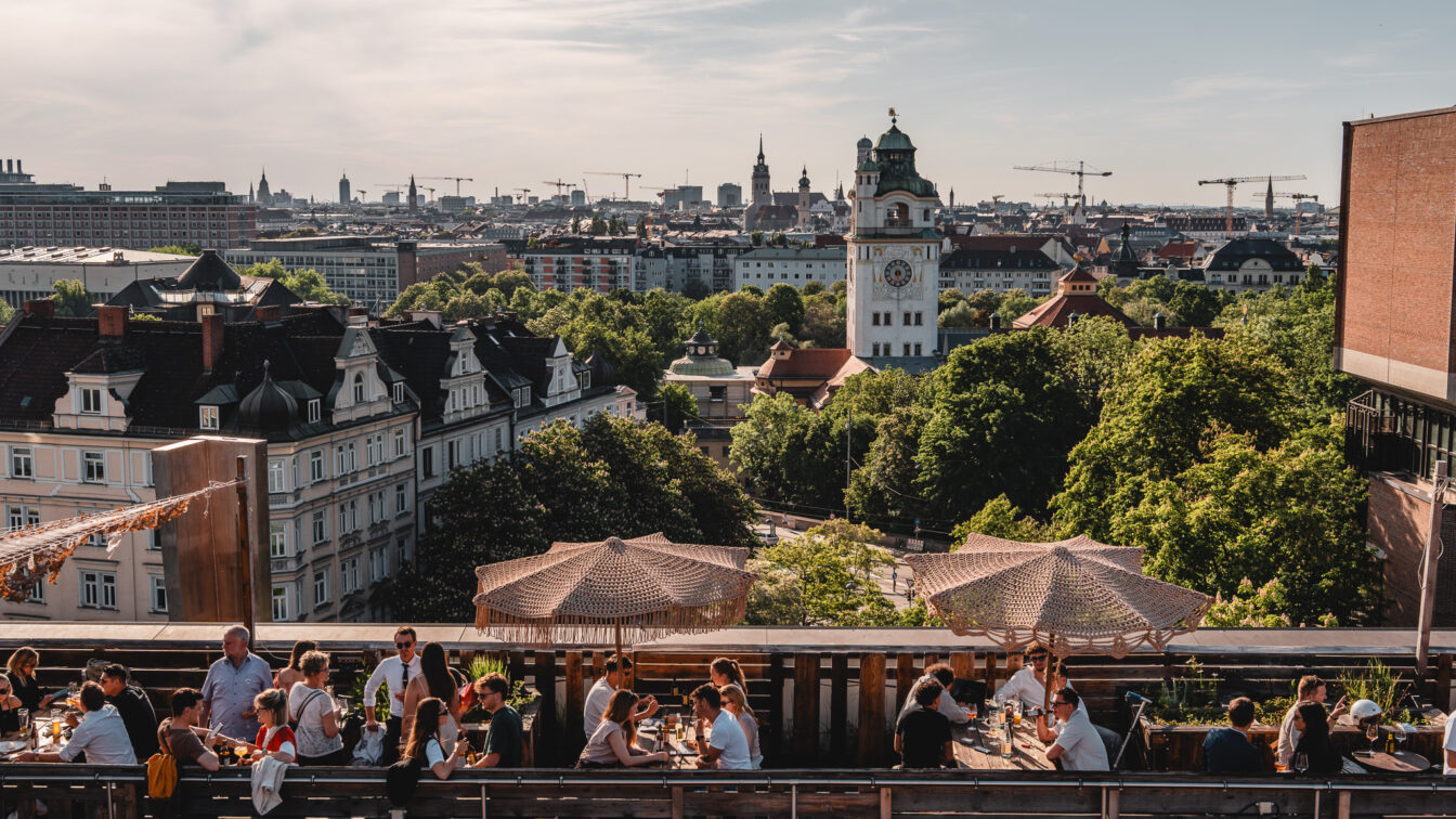 Blick über München von der Dachterrasse im Gasteig. Sonnenuntergang in München.