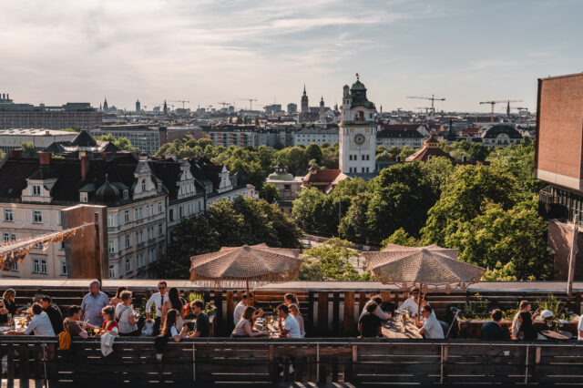 Blick über München von der Dachterrasse im Gasteig. Sonnenuntergang in München.