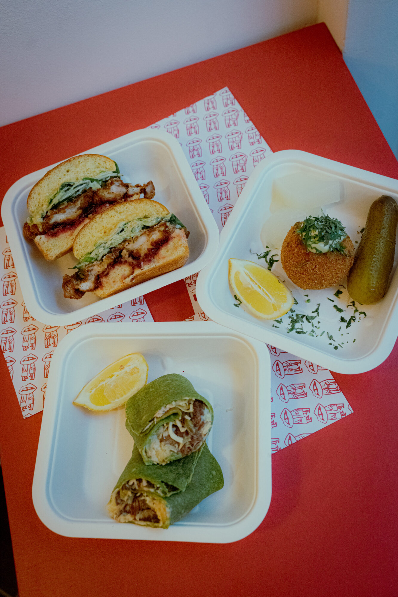 Bockhendlburger, Gulasch-Arancini & Zwiebelrostbraten-Wrap in grüner Palatschinke (c) SansaniAnna