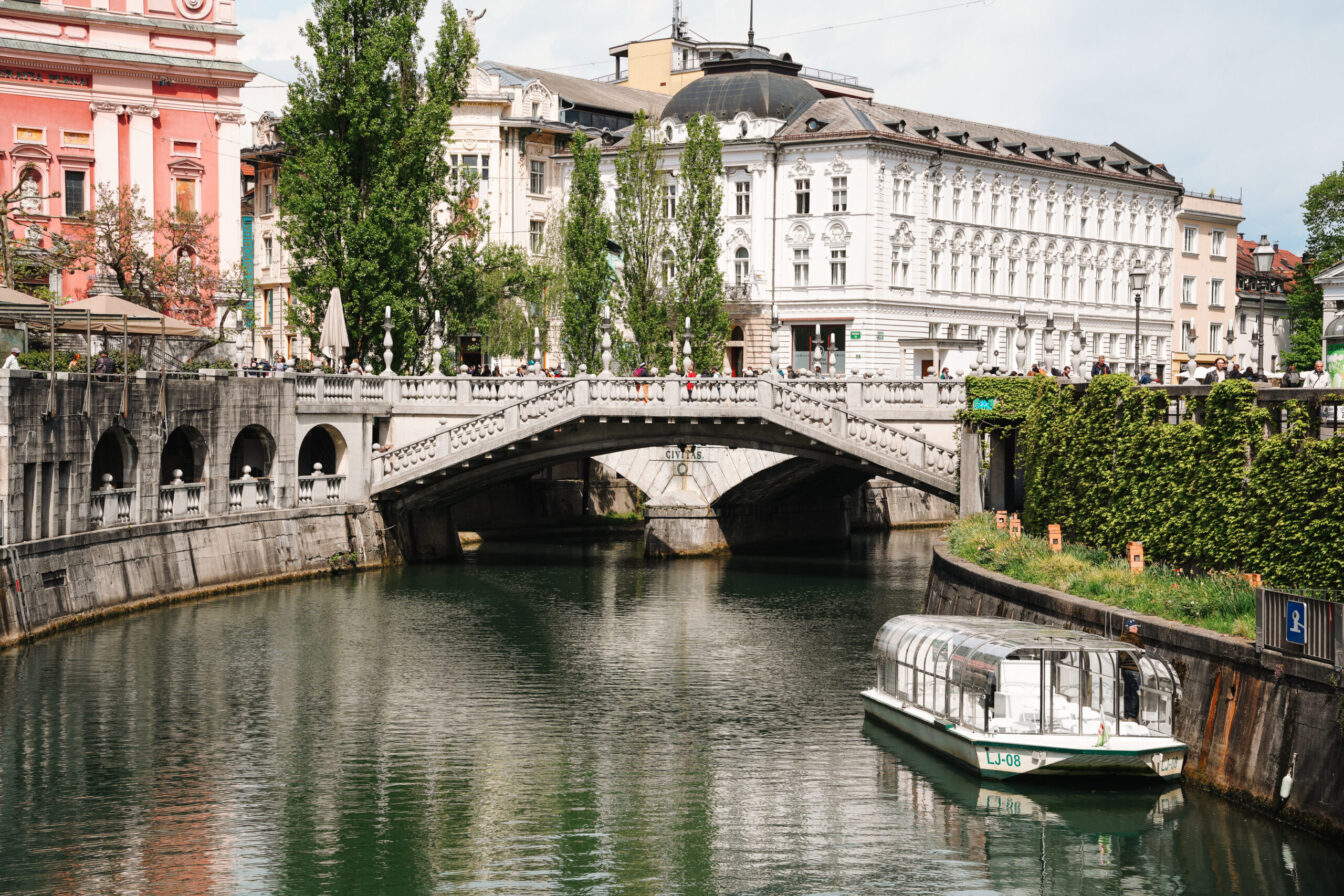 Ljubljana Fluss und Brücken im April