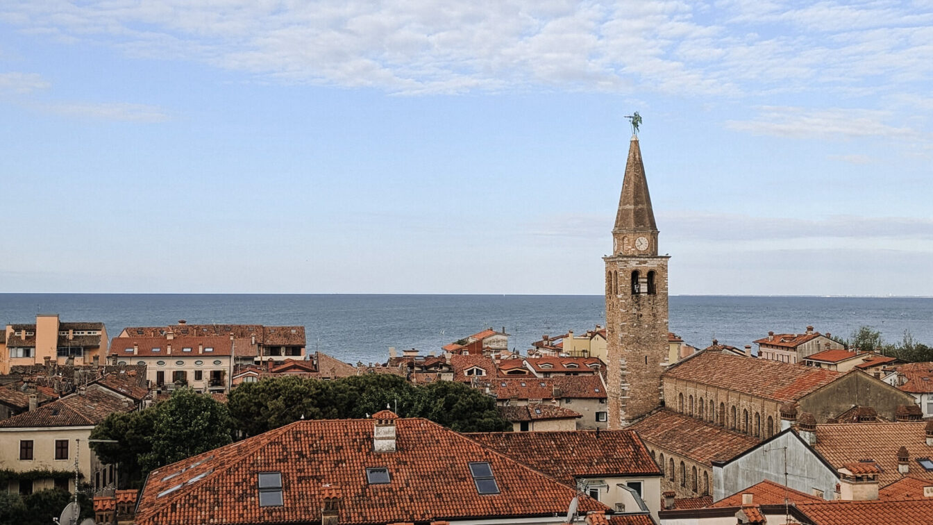 Blick auf die Altstadt in Grado mit dem Meer im Hintergrund