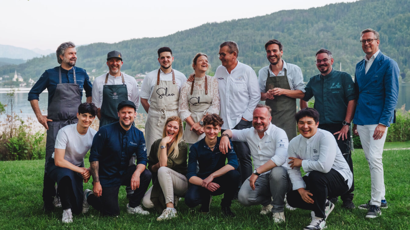 Eine Gruppe an Köchen und Köchinnen, die am Wörthersee kochen.