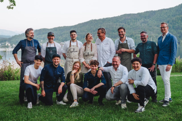 Eine Gruppe an Köchen und Köchinnen, die am Wörthersee kochen.