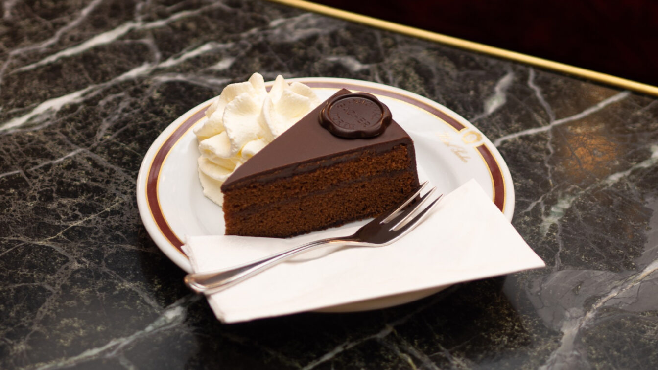 ein Stück Sachertorte mit Schlagobers