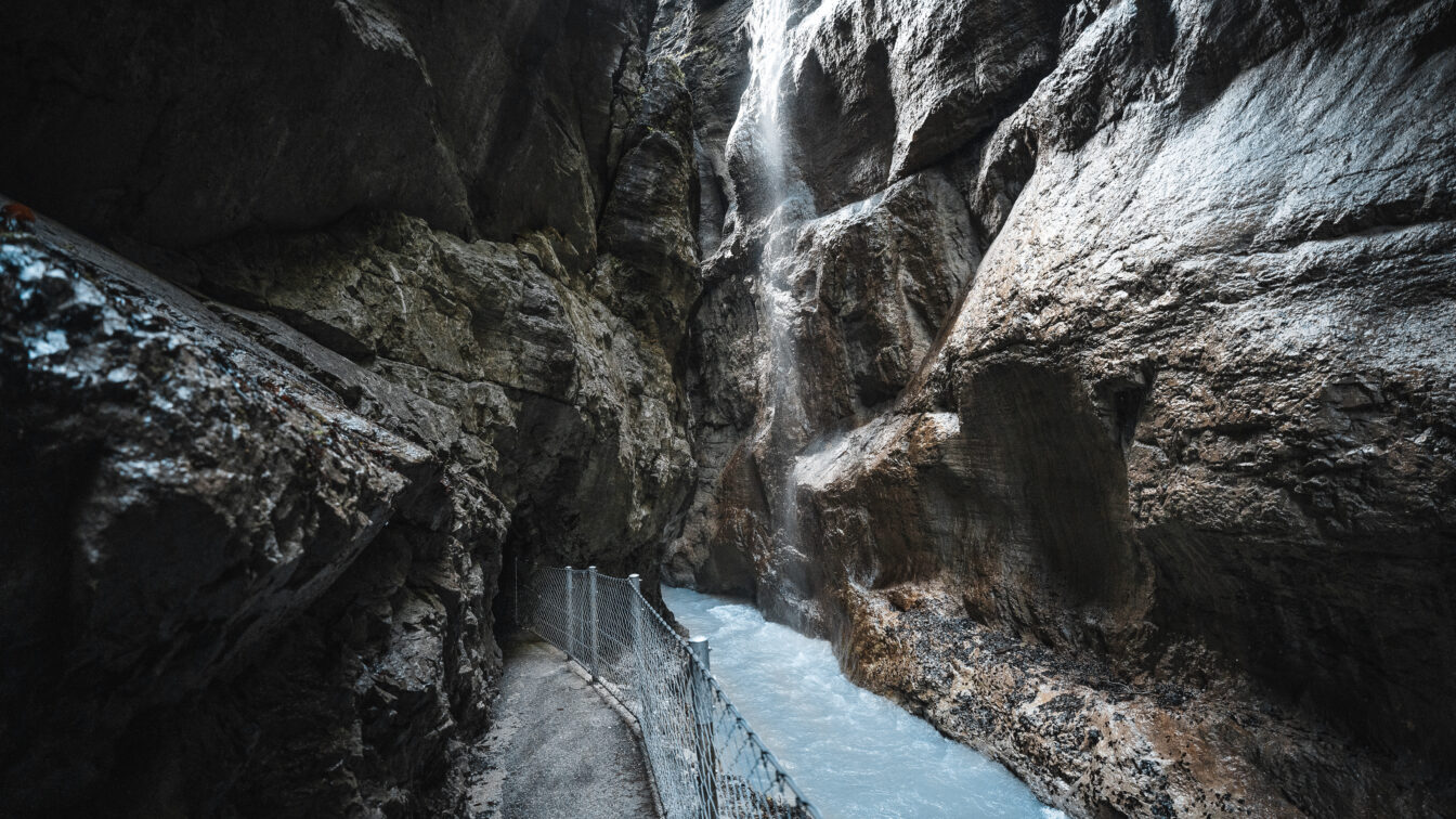 Blick in die Partnachklamm mit türkisem Wasser, umgeben von Fels.