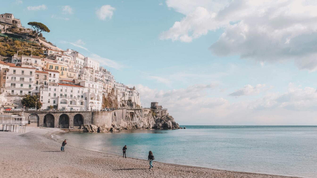Frühmorgens am Strand von Positano in Italien.
