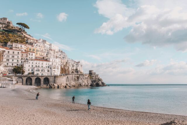 Frühmorgens am Strand von Positano in Italien.