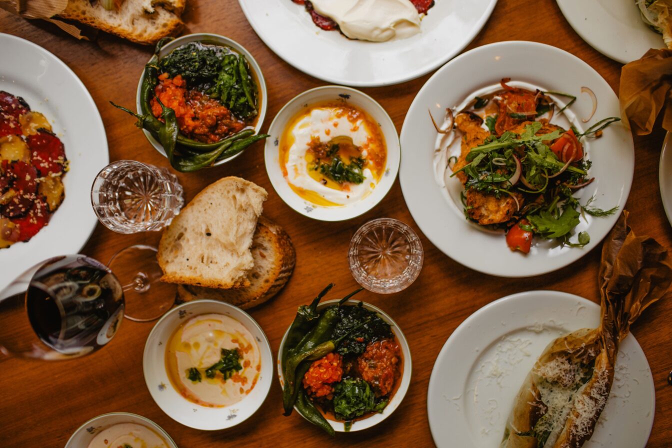 gedeckter Tisch mit Speisen im Restaurant Seven North