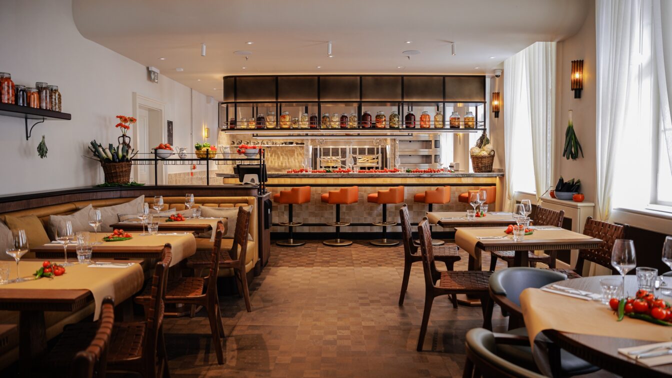 Blick auf das Interior Design des Restaurants Seven North in Prag