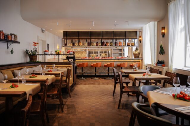 Blick auf das Interior Design des Restaurants Seven North in Prag