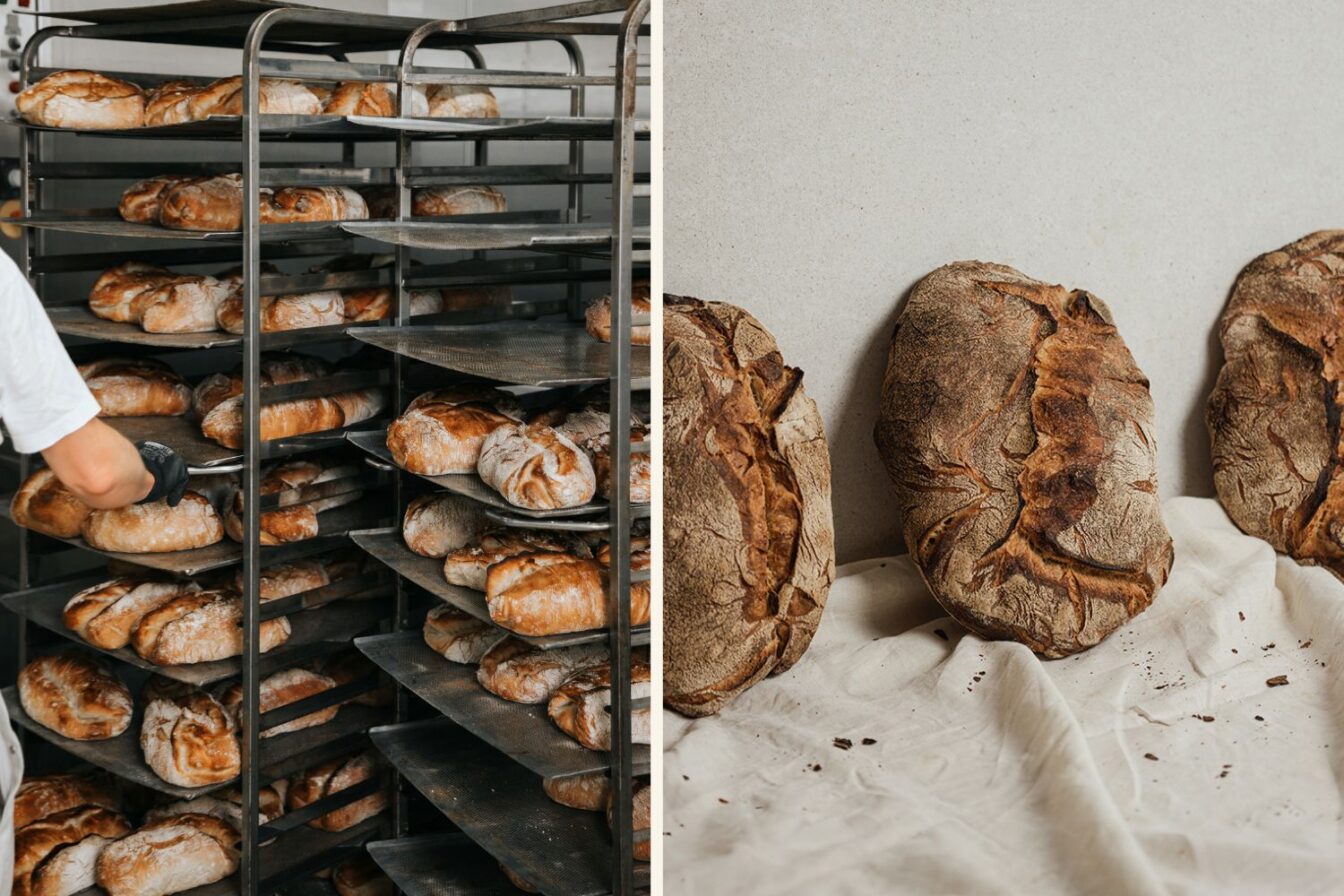 Links: Frisch gebackene Brote auf Metallregalen in einer Backstube, eine Person sortiert die Laibe mit Handschuhen. Rechts: Drei rustikale Sauerteigbrote mit dunkler Kruste liegen auf einem weißen Leinentuch vor hellem Hintergrund.