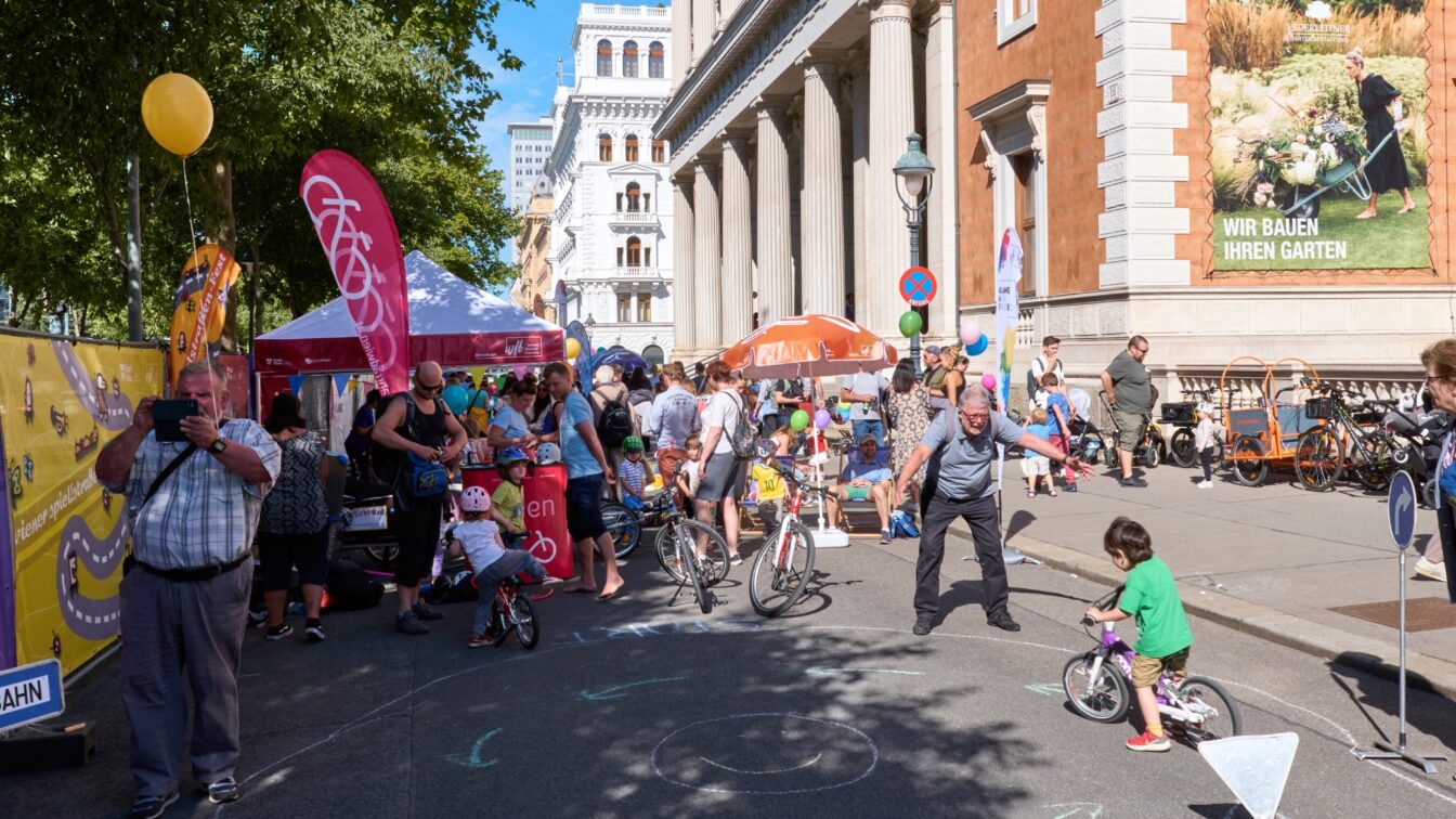 Spielende Kinder beim Spielstrassenfest am Wiener Ring