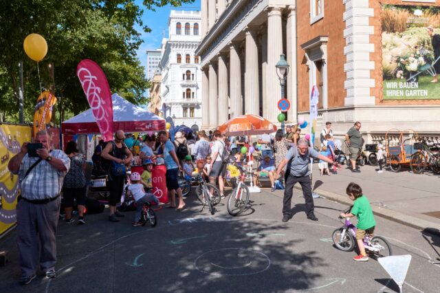Spielende Kinder beim Spielstrassenfest am Wiener Ring