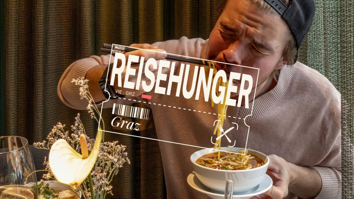 Person isst vietnamesische Pho-Suppe mit Tofu, daneben frische Sommerrollen mit Gemüse und Dip auf einem grünen Keramikteller im Vina Graz.