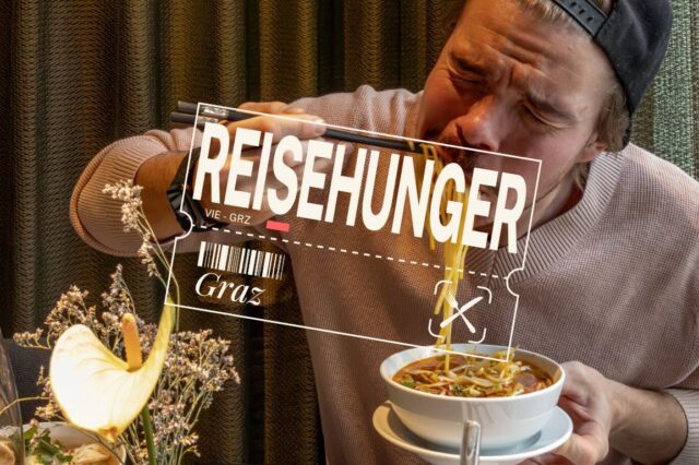 Person isst vietnamesische Pho-Suppe mit Tofu, daneben frische Sommerrollen mit Gemüse und Dip auf einem grünen Keramikteller im Vina Graz.