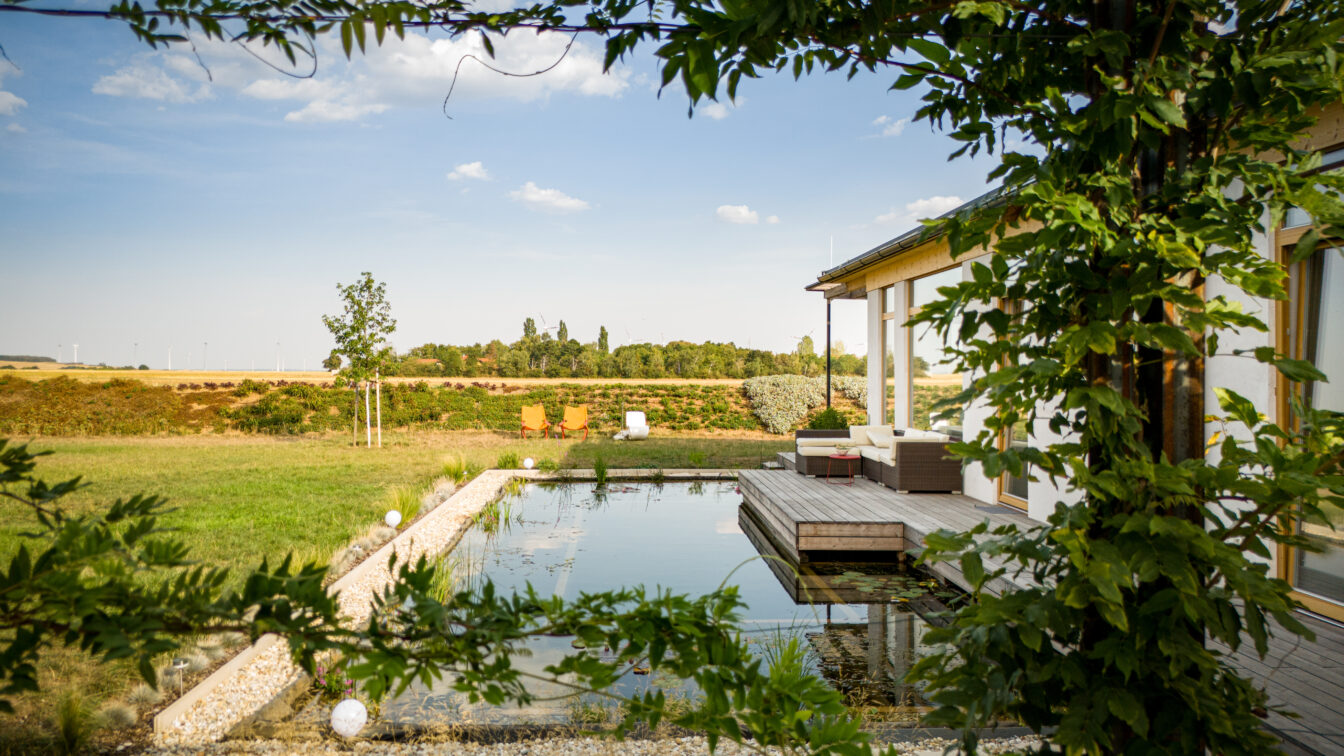 Die Bühne des kleinen aber feinen Weinguts von Dorli Muhr liegt direkt am (Teich-)Wasser.