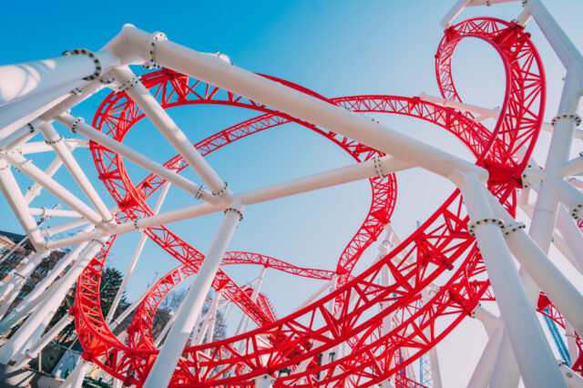 Der rot-weiße Wiener Looping ist die modernste Achterbahn Österreichs.