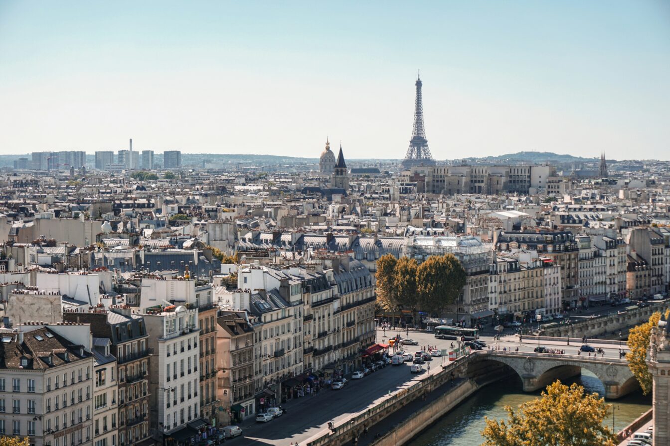 Die Skyline einer Stadt bei schönem, sonnigen Wetter, mit Blick auf der Eiffelturm in Paris.