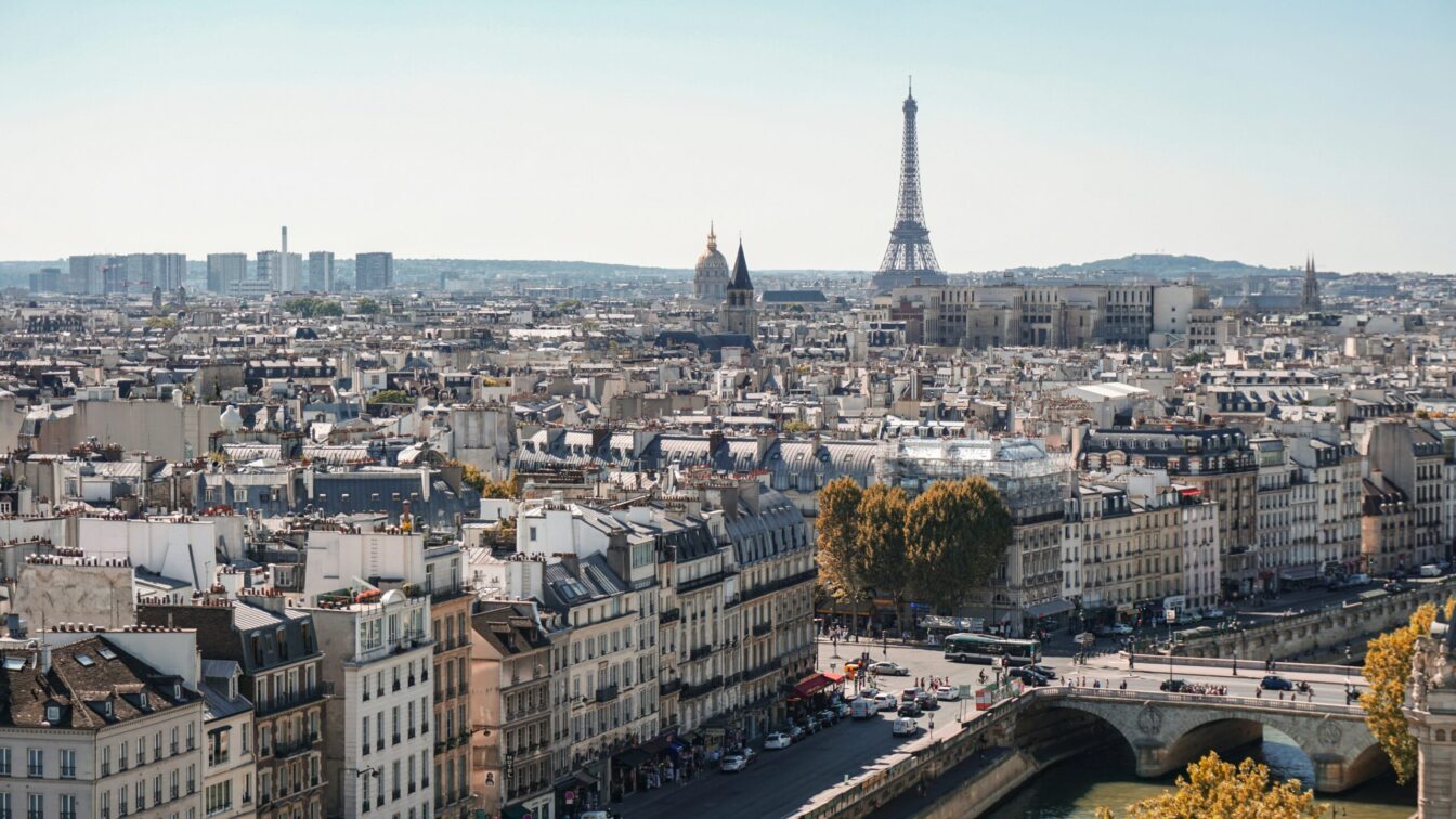 Die Skyline einer Stadt bei schönem, sonnigen Wetter, mit Blick auf der Eiffelturm in Paris.
