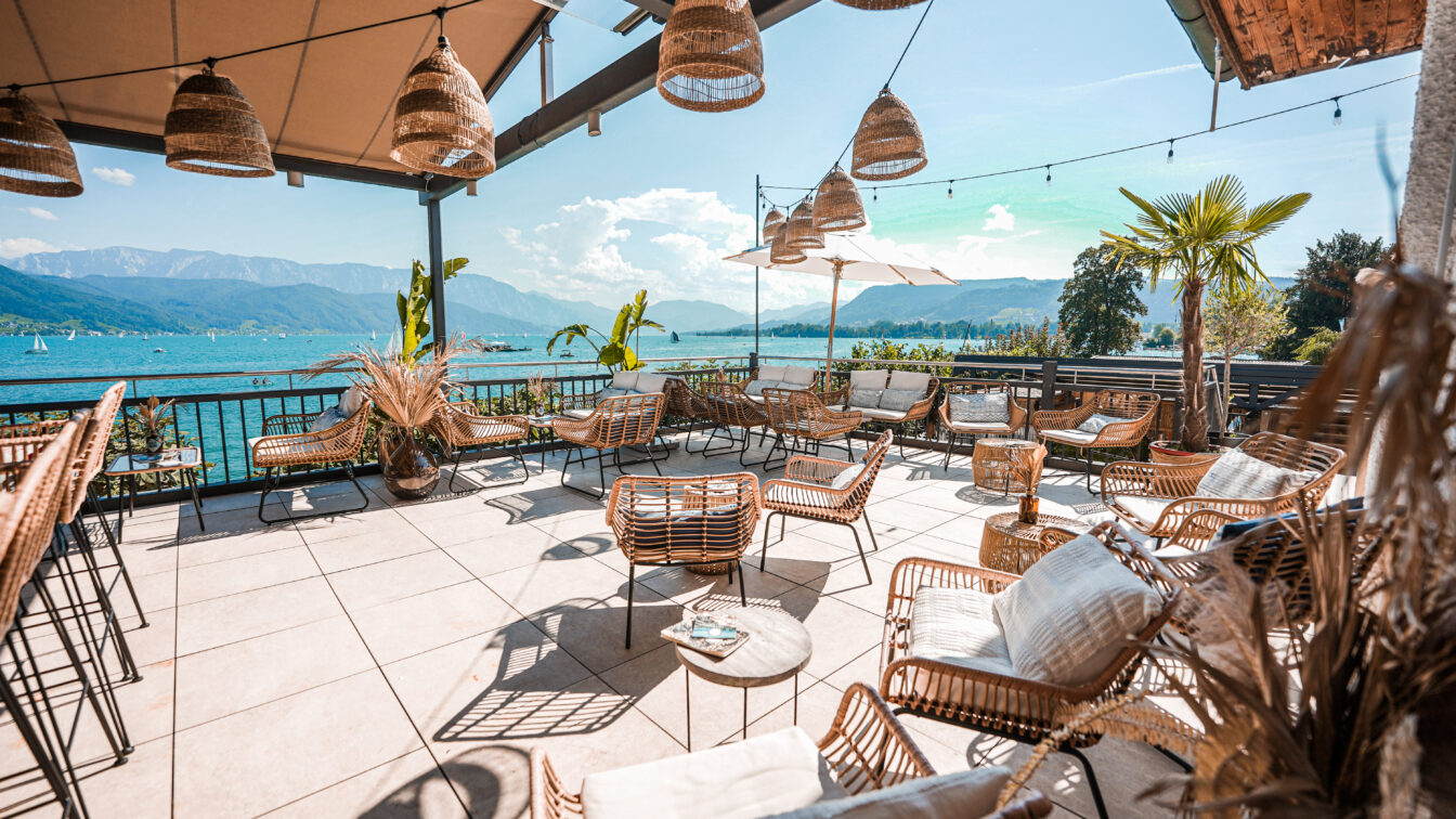 Blick über den Gastgarten im Restaurant Das Attersee über das Wasser