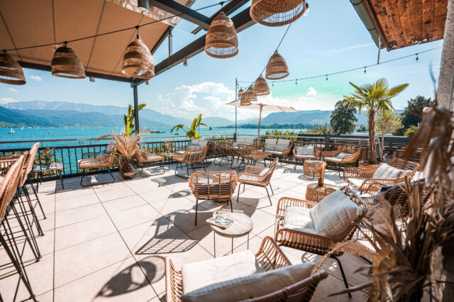 Blick über den Gastgarten im Restaurant Das Attersee über das Wasser