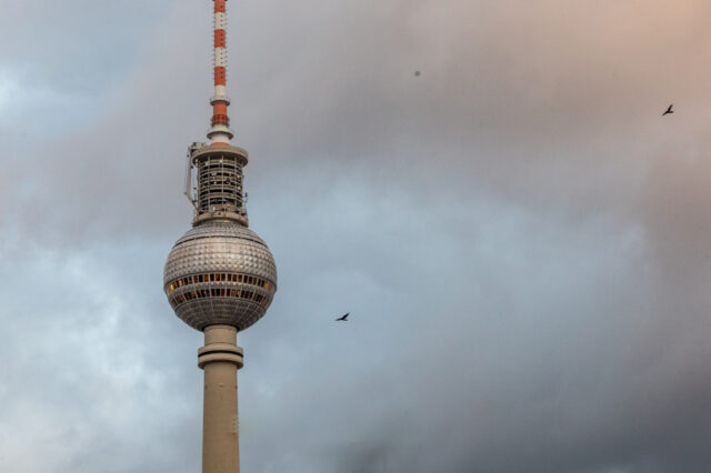 Berliner Fernsehturm bei bewölktem Himmel – ikonisches Wahrzeichen am Alexanderplatz in Berlin, Deutschland