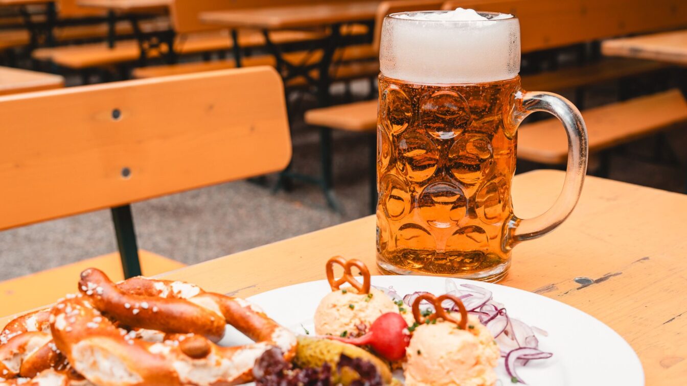 1000things Community Awards: Bier am Tisch in einem Biergarten München