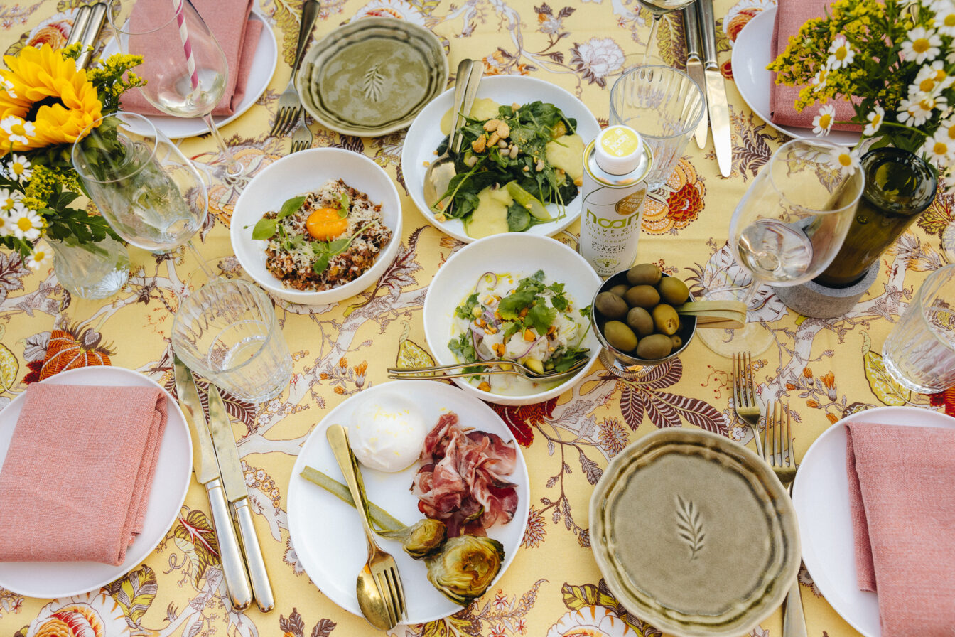 gedeckter Tisch auf der Terrasse des Restaurants Chez Bernard im Hotel Motto