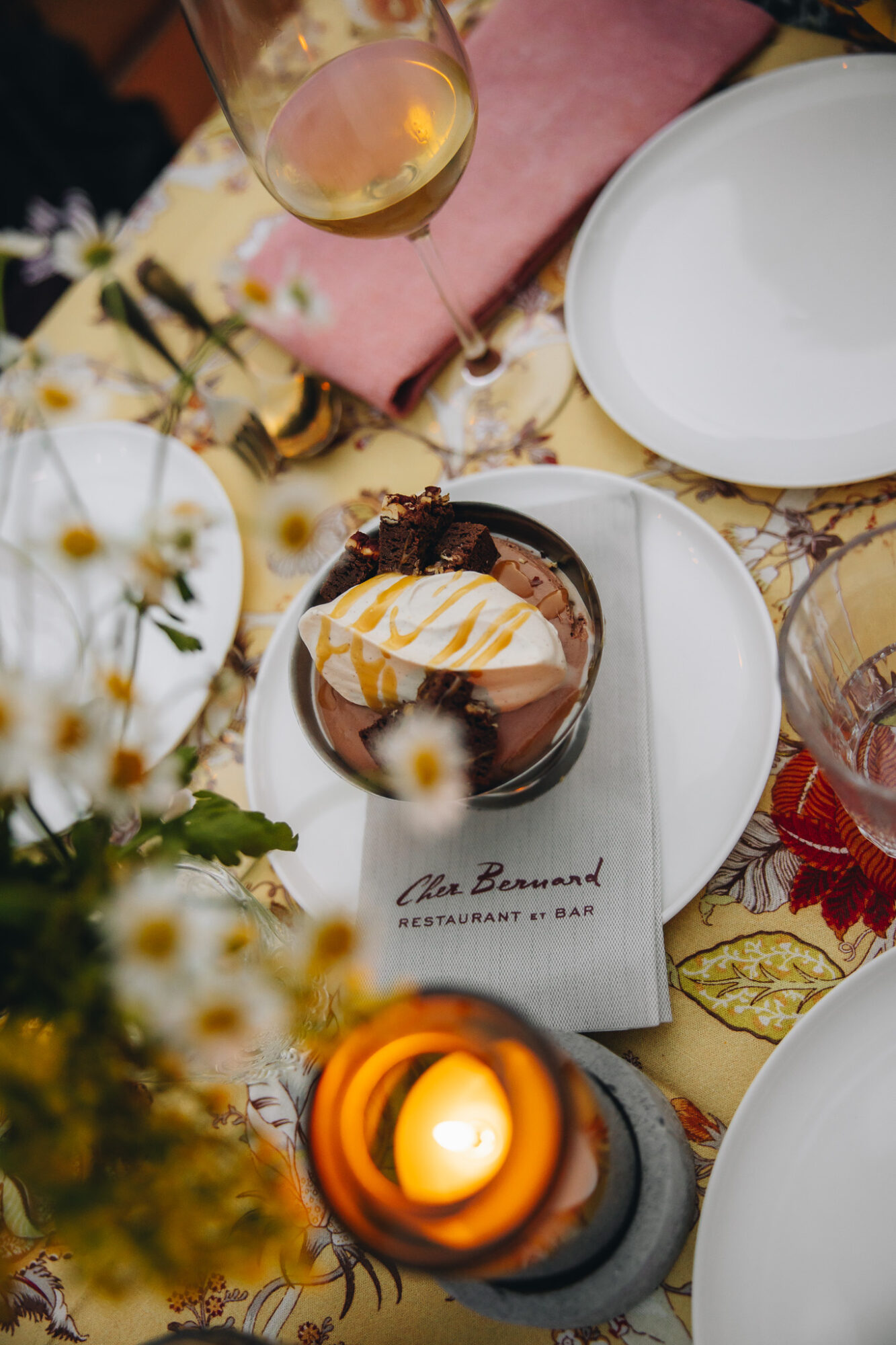 Mousse au Chocolat mit allerlei Extras auf der Terrasse des Hotel Motto