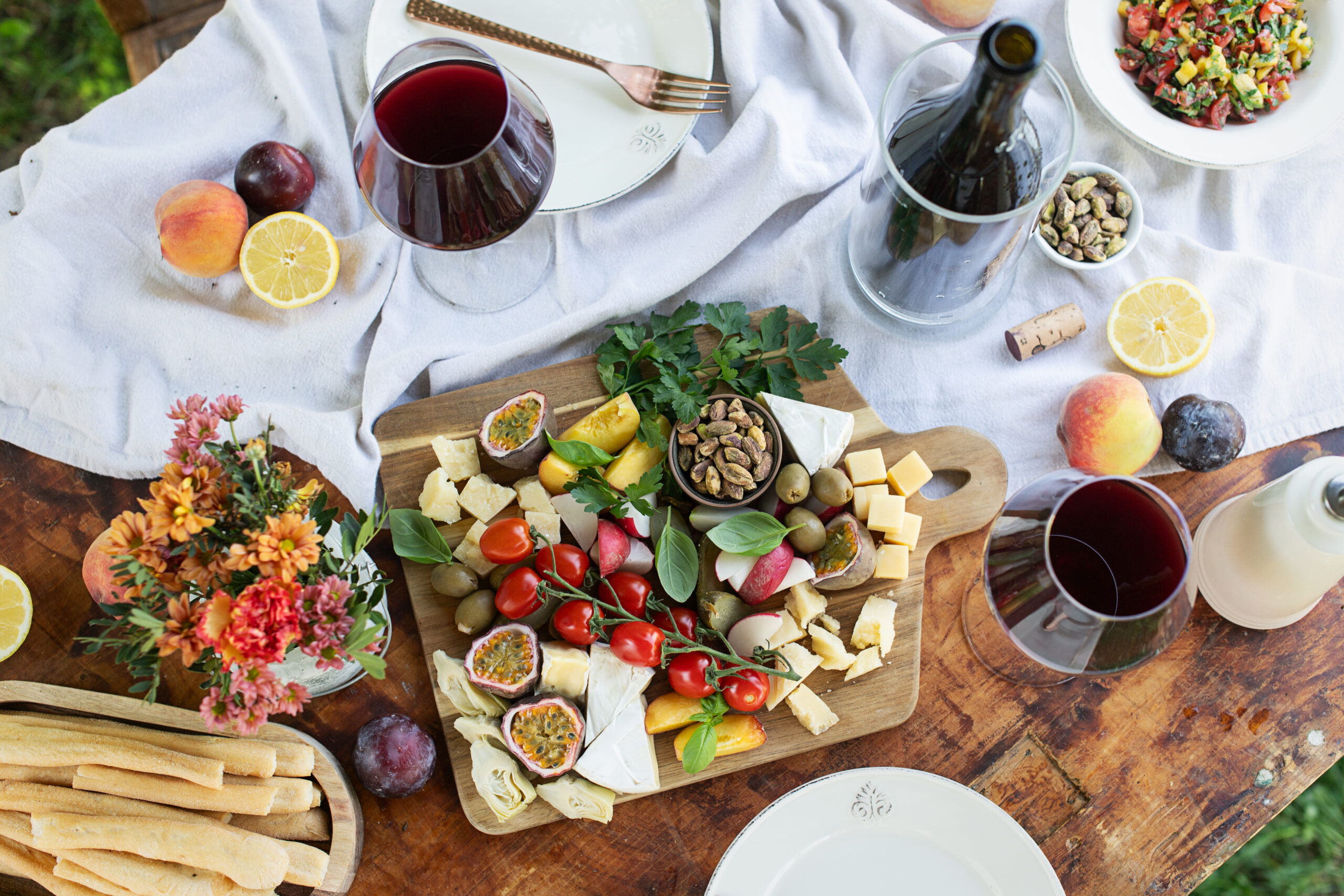 Ein gedeckter Tisch mit Käse und Wein (c) ÖWM | Carletto Photography