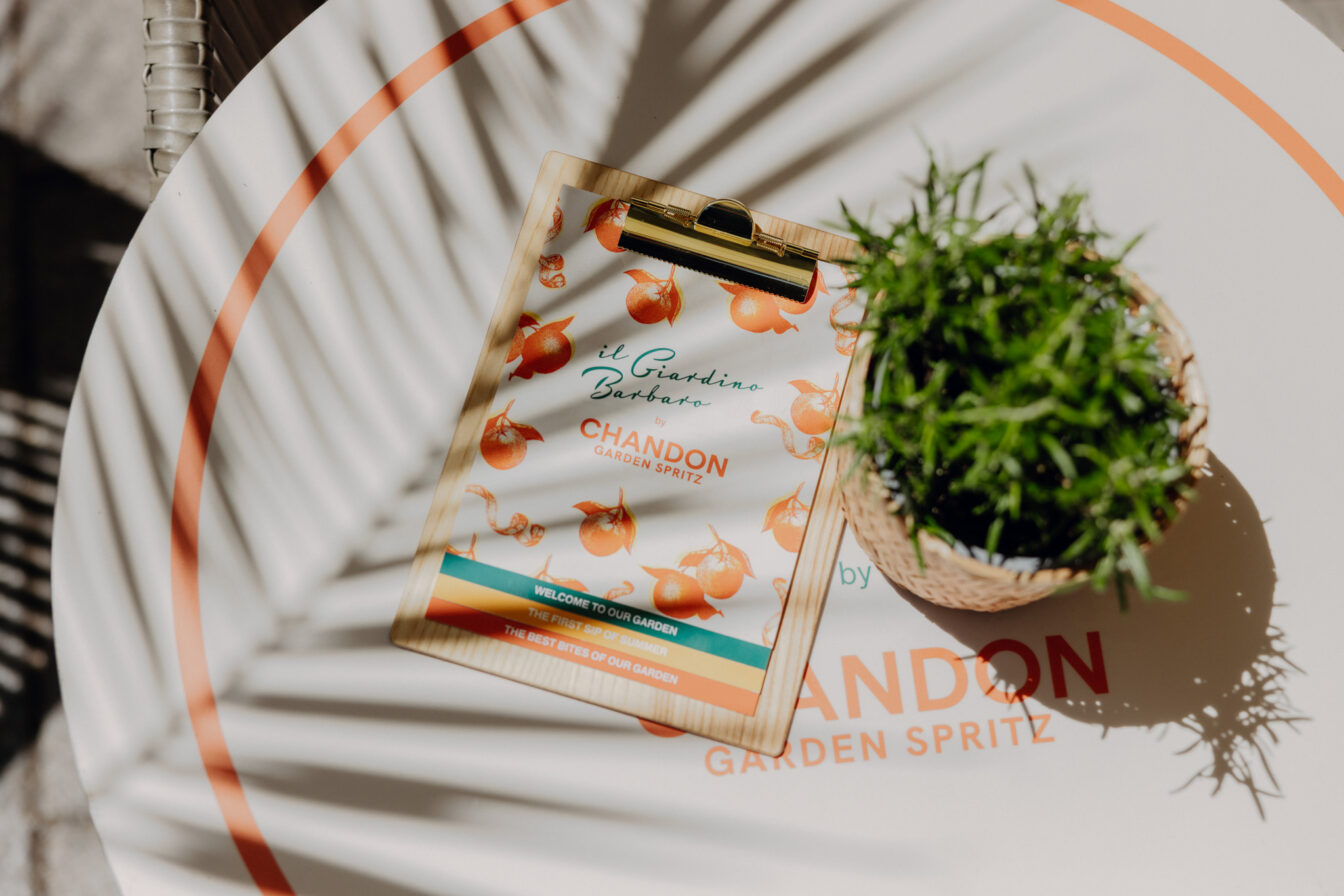 Tisch mit Speisekarte und Flyer beim IL GIARDINO BARBARO Sommer Pop-up in Wien