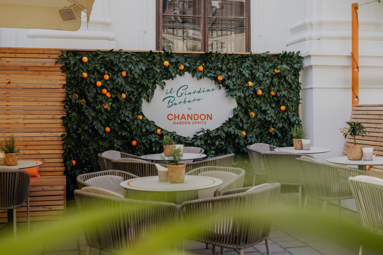 Tische und Stühle beim IL GIARDINO BARBARO Sommer Pop-up in Wien