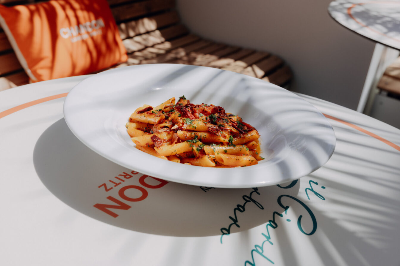 Teller mit Pasta auf einem Tisch beim IL GIARDINO BARBARO Sommer Pop-up in Wien