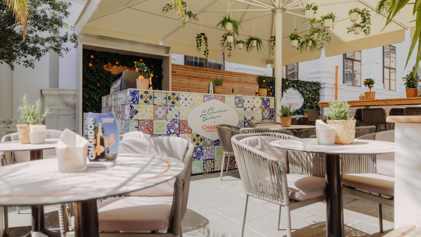 Blick in den Gastgarten des IL GIARDINO BARBARO Sommer Pop-up in Wien