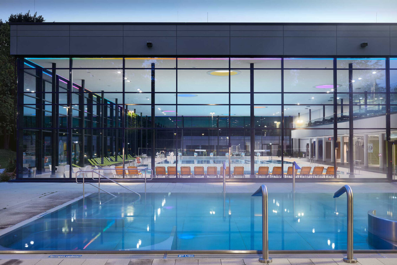 Schwimmbad mit Außen- und Innenbereich in München.