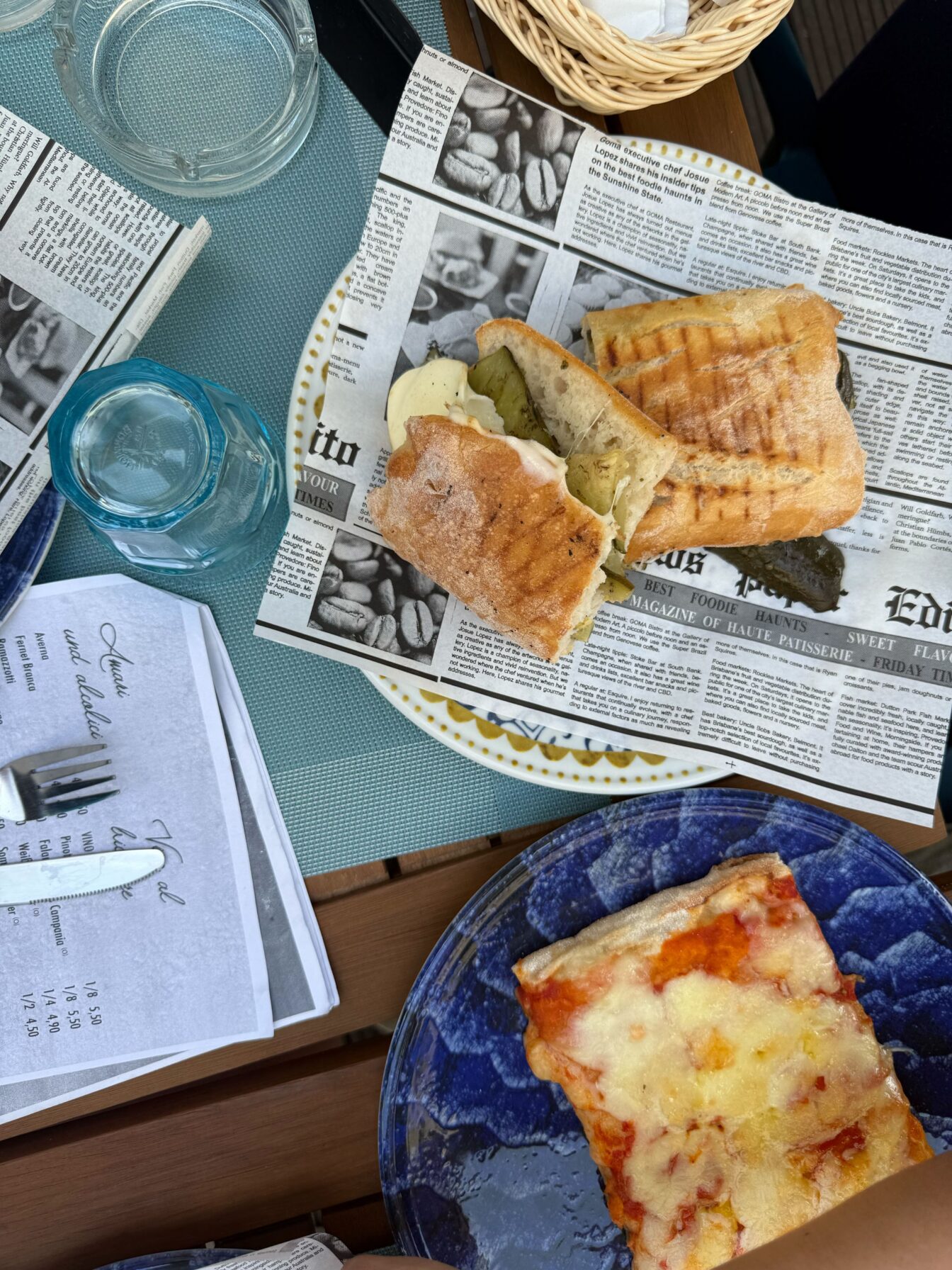 gedeckter Tisch mit süditalienischen Spezialitäten bei Diegos Street Food Napoletano in Wien