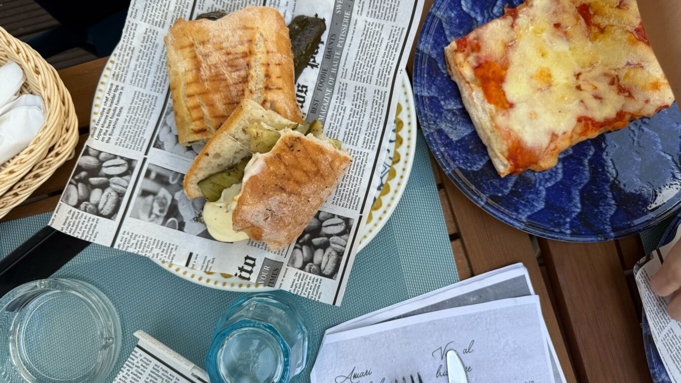 gedeckter Tisch mit süditalienischen Spezialitäten bei Diegos Street Food Napoletano in Wien