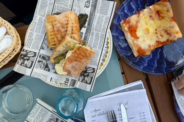 gedeckter Tisch mit süditalienischen Spezialitäten bei Diegos Street Food Napoletano in Wien