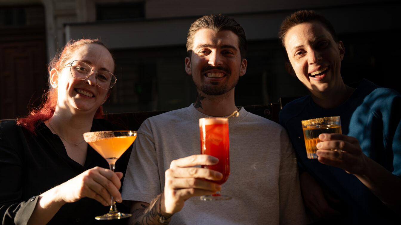 Das Team der Hammond Bar mit Cocktails in der Hand