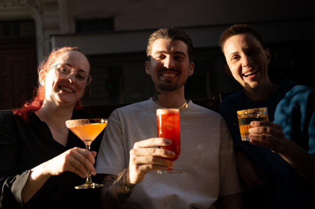 Das Team der Hammond Bar mit Cocktails in der Hand